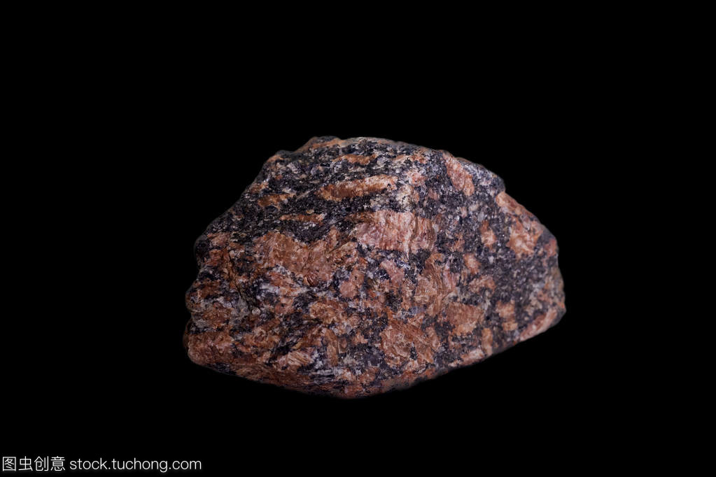 花崗巖石紅顏色在黑色背景上孤立 視覺與象征的雙重魅力